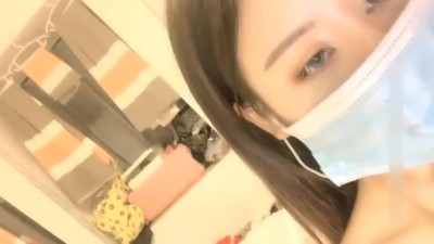 인플루언서 여동생의 댄스는 천천히 벗습니다.