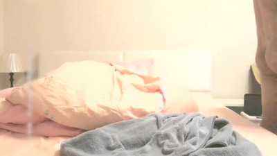 검은 모자를 쓰고 예쁘게 생긴 여자아이를 짝짝짝하고, 클로즈업하여 가까이에서 촬영하고, 옆구리에 끼어들어 맹렬한 체조를 했습니다.