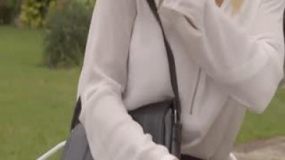 행운의 종업원은 담배를 피우며 쉬는 동안 풍만한 티파니 로소를 마구 부렸습니다.