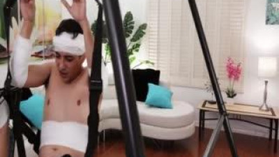 젊은 녀석은 그의 거대한 젖먹이 보모를 마구 놀렸습니다. 이것이 바로 그들이 필요로 하는 것입니다.