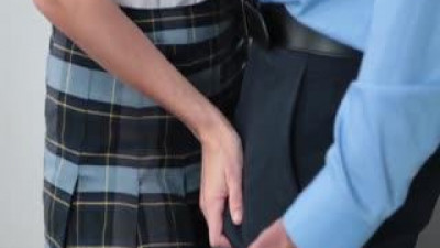 수줍은 젊은 여학생들 선생님과 친해지려는 꿈